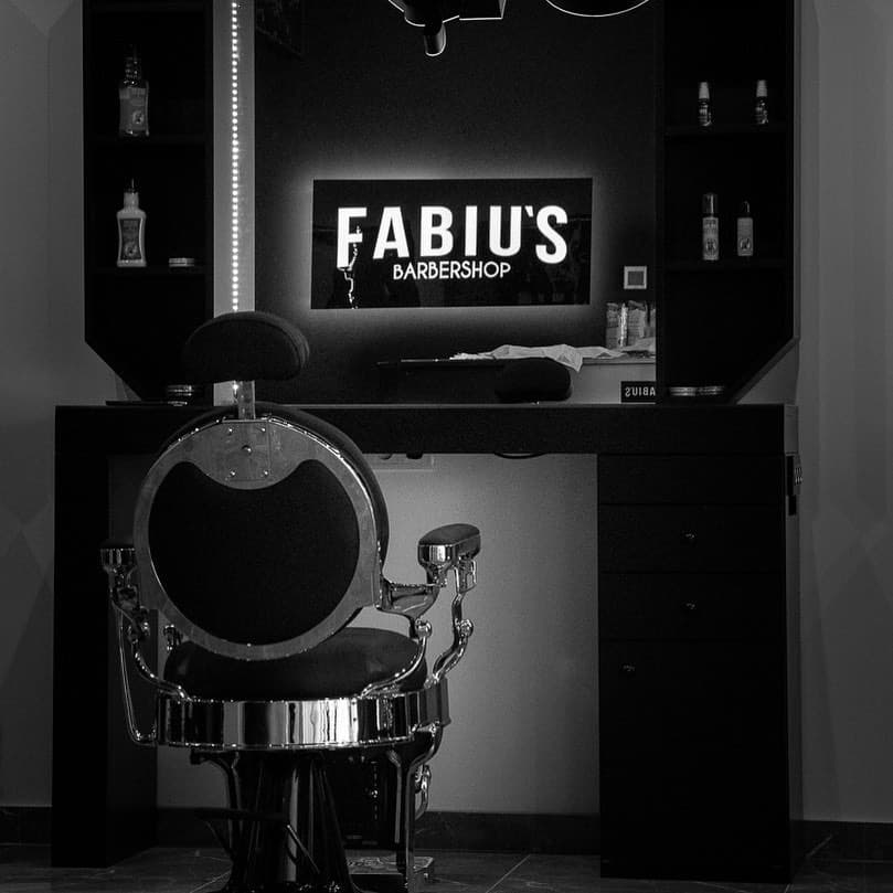 Sinta a qualidade e o profissionalismo da melhor barbearia em Cascais através da nossa decoração e ambiente acolhedor